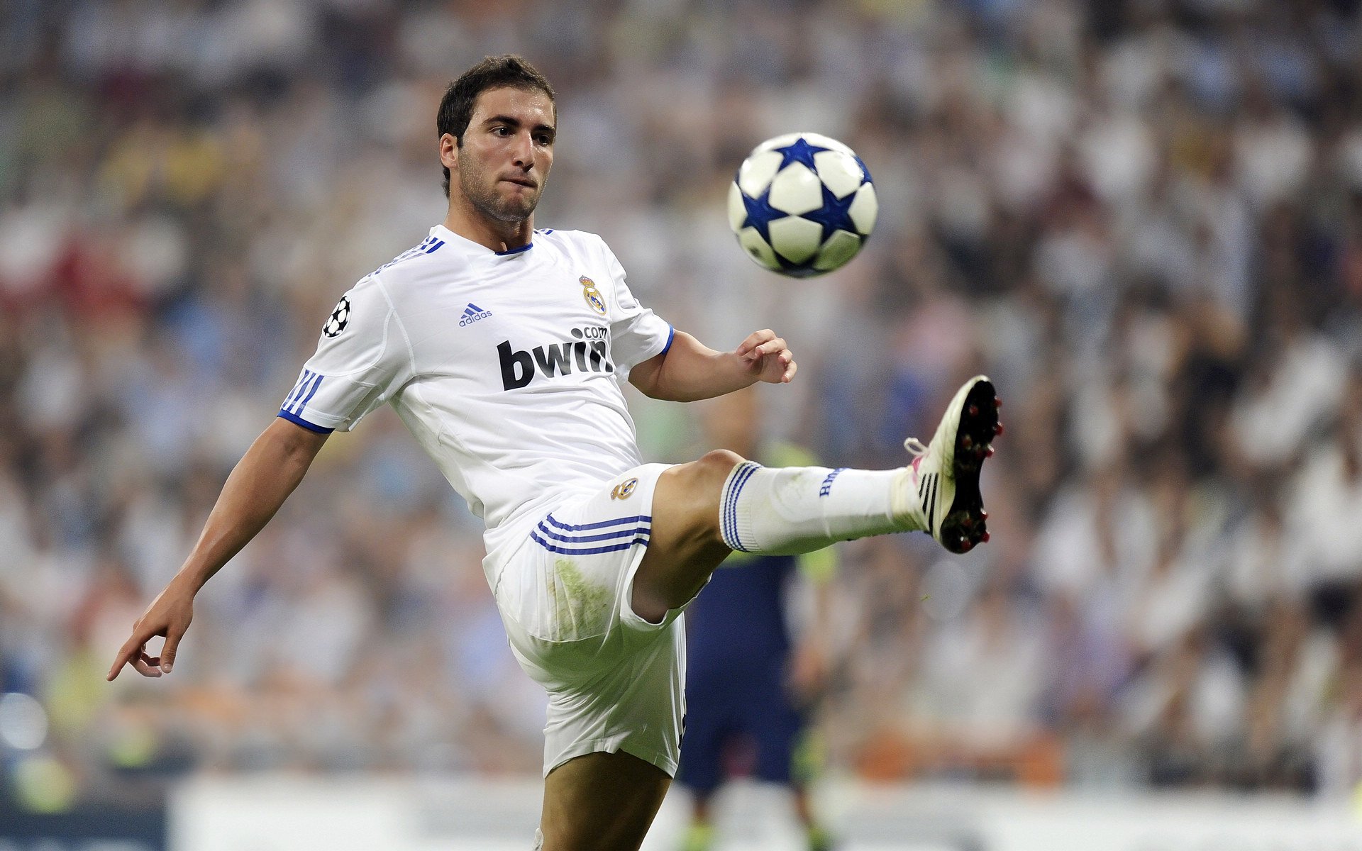 巴黎通过阵型变化破解对方限制，巴黎球队阵型